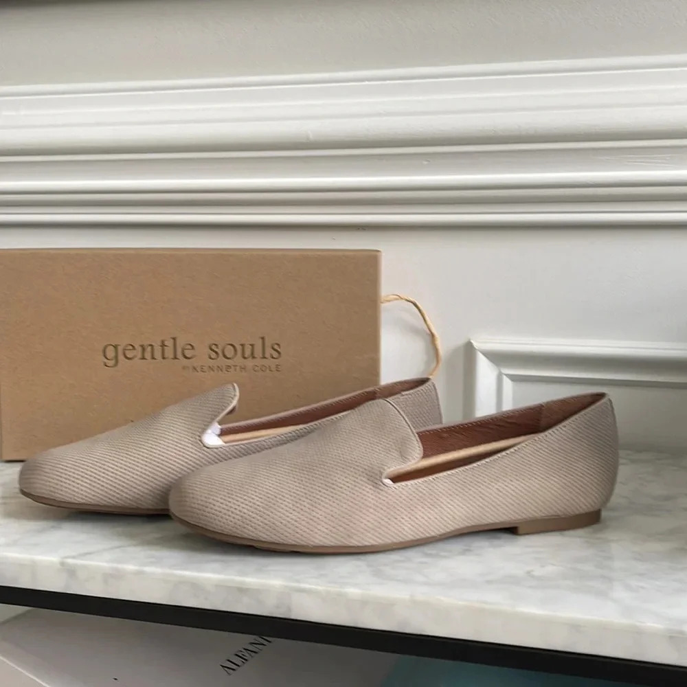Gentle Souls by Kenneth Cole Women's Eugene 2 Perf Loafer Flat size 6 - Picture 2 of 5